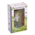 Laleczka Edward na deskorolce, lalka do zabawy, drewniana zabawka dla dziecka, Tender Leaf Toys